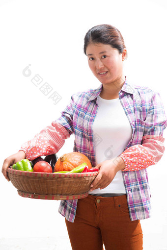 中年女人拿着<strong>一筐</strong>蔬菜