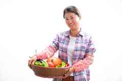 中年女人拿着一筐蔬菜亚洲高端场景