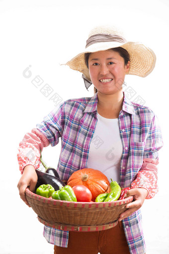 中年女人拿着一筐<strong>蔬菜</strong>