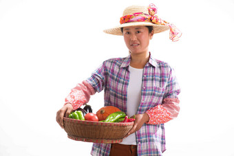 中年女人拿着一筐蔬菜