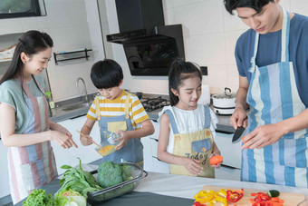 年轻父母教孩子学做饭