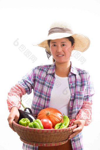 中年女人拿着一筐蔬菜
