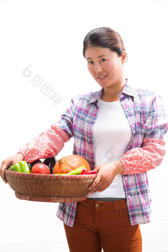 中年女人拿着一筐<strong>蔬菜</strong>