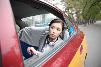 青年女人坐出租车便利高质量素材