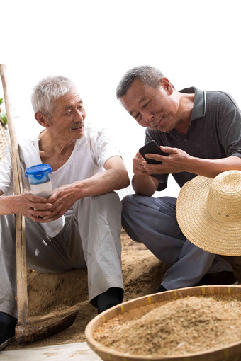 两位老农民在聊天