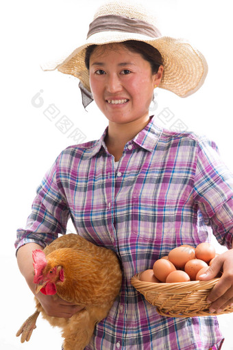 中年女人拿着一只鸡