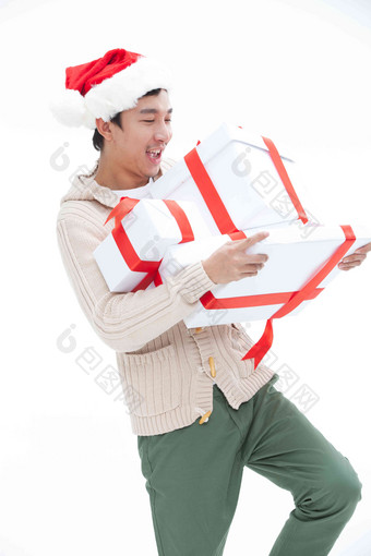 拿着礼品盒的年轻男人快乐高清场景