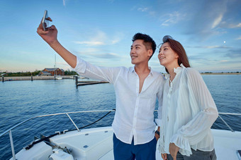 浪漫的青年出海度假手机自由氛围拍摄
