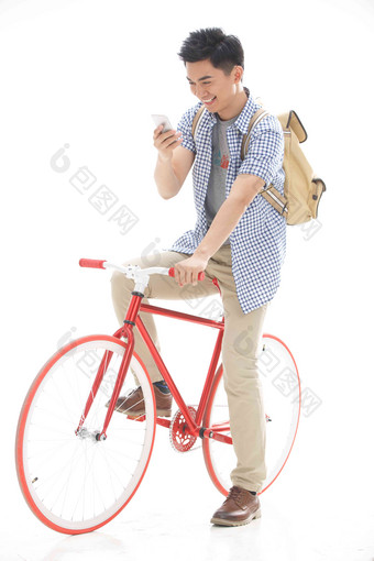 年轻的<strong>大学生</strong>骑自行车