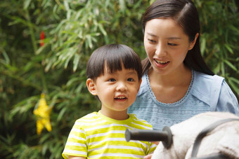 幼儿园里老师和男孩在户外