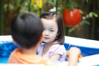 幼儿园儿童在户外活动放松高质量镜头