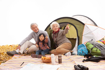 祖父母和孙女在露营