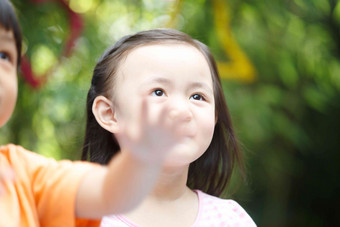 幼儿园儿童在户外活动快乐清晰影相