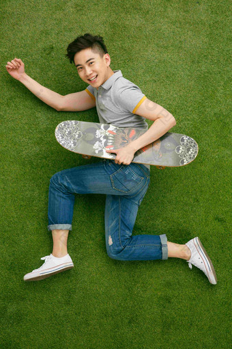 时尚活力的青年男人玩滑板