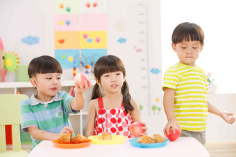 <strong>幼儿园</strong>儿童在吃早餐<strong>可爱</strong>的清晰摄影图