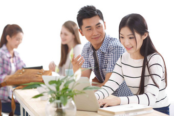 电脑年轻大学生东方人表现积极高质量场景