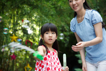 幼儿园教师和可爱的小女孩亚洲人清晰相片
