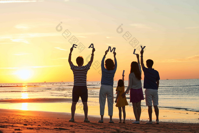 家庭海边度假夫妇夏天老年夫妇高端影相 海边落日