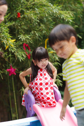 可爱的儿童在游乐场玩耍幼儿园写实场景