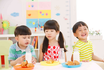 幼儿园儿童在吃早餐瓶子清晰场景