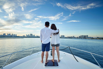 浪漫的青年出海航海搂着肩膀快乐清晰摄影图