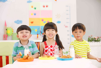 幼儿园儿童在吃早餐享乐高质量相片