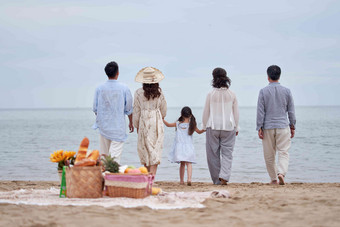 快乐<strong>的</strong>一家人在海边度假