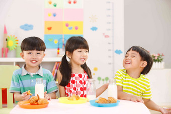 幼儿园儿童在吃早餐东亚氛围相片