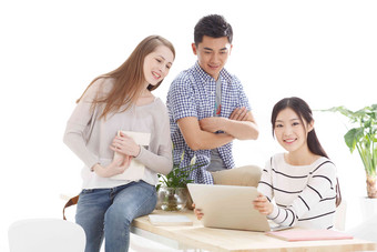 年轻的大学生在使用电脑