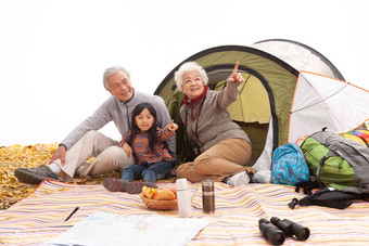 祖父母和孙女在露营