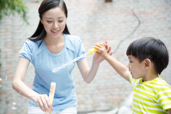 幼儿园里老师和男孩在户外