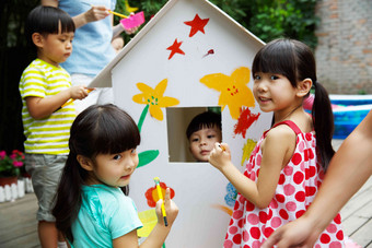 幼儿园的师生在做手工美术工艺写实镜头