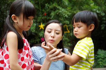 幼儿园里教师在安慰受伤的儿童