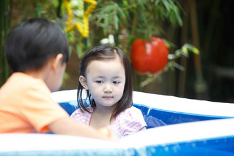 幼儿园儿童在户外活动女孩高端图片