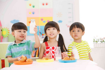幼儿园儿童在吃早餐白昼清晰拍摄