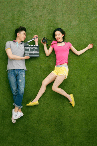 青年情侣躺在草地上玩耍彩色图片高端场景