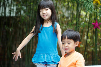 可爱的儿童在游乐场玩耍中国高端相片