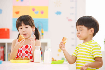 幼儿园儿童在吃早餐桌子高端素材