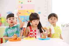幼儿园儿童在吃早餐