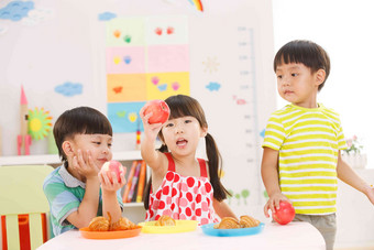 幼儿园儿童在吃早餐乐趣高清拍摄