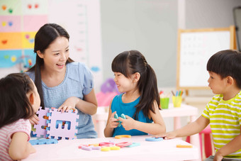 老师和儿童在娱乐室玩耍<strong>女孩</strong>照片