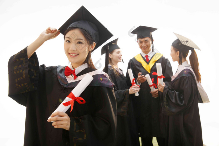 大学生穿着学士服庆祝毕业大学镜头