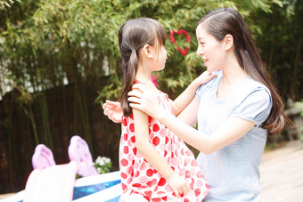 <strong>幼儿园</strong>教师和<strong>可爱</strong>的小女孩中国高清图片