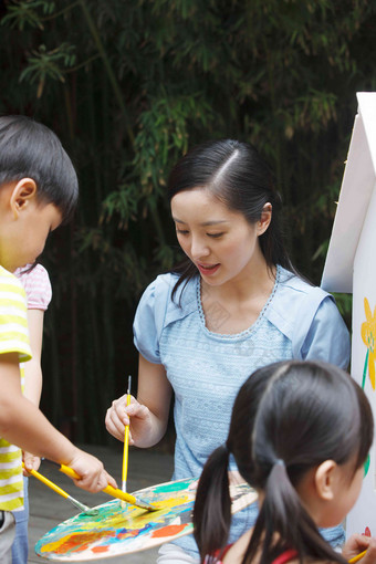 幼儿园的师生在做手工手艺高清影相