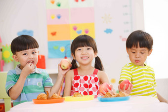 幼儿园儿童在吃早餐幼儿园氛围图片