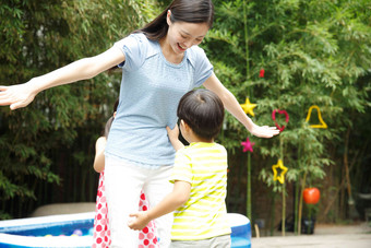 幼儿园里老师和儿童在做游戏