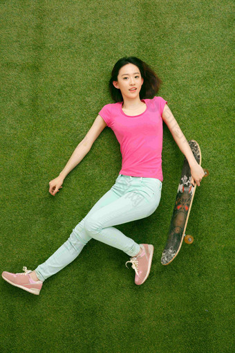 时尚的青年女人玩滑板