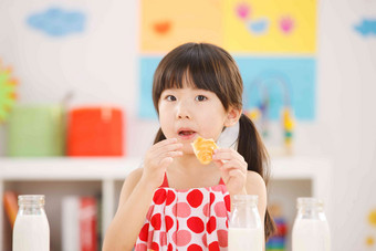 幼儿园儿童在吃早餐生长高端摄影图