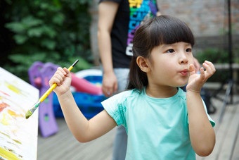 幼儿园的学生在做手工休闲装氛围影相