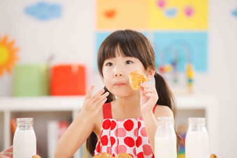 幼儿园儿童在吃早餐成长高清图片